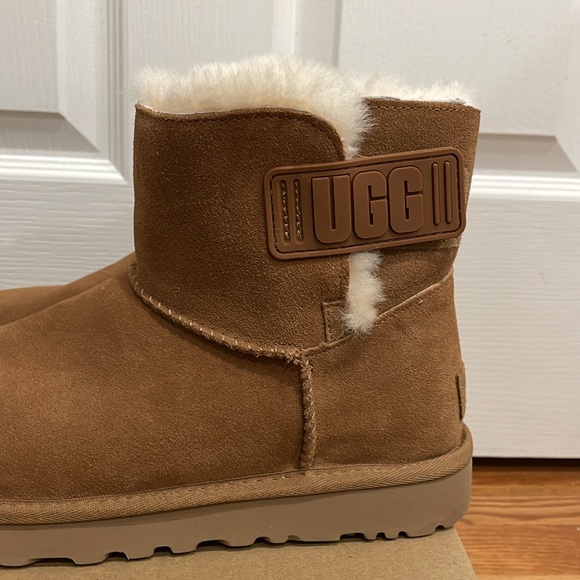 UGG Chestnut Mini Bailey Logo Strap NEW Size 9. - Picture 2 of 8